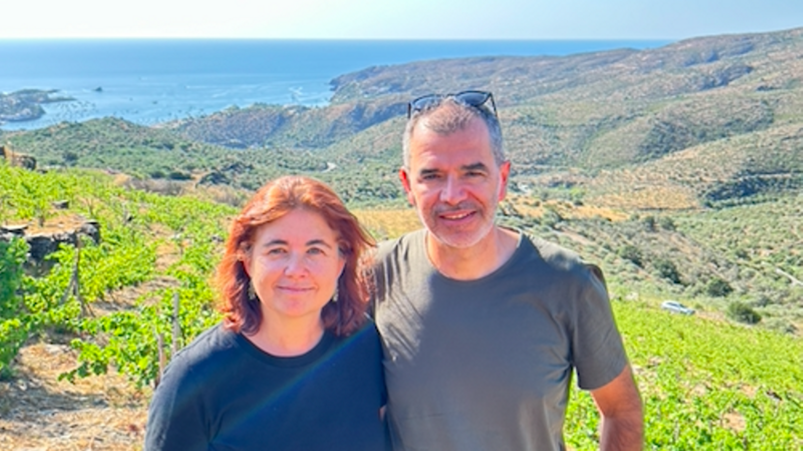 Encarna Castillo y Ton Mata, entre las viñas en la montaña donde hacen el vino Maideu; al fondo, Cadaqués