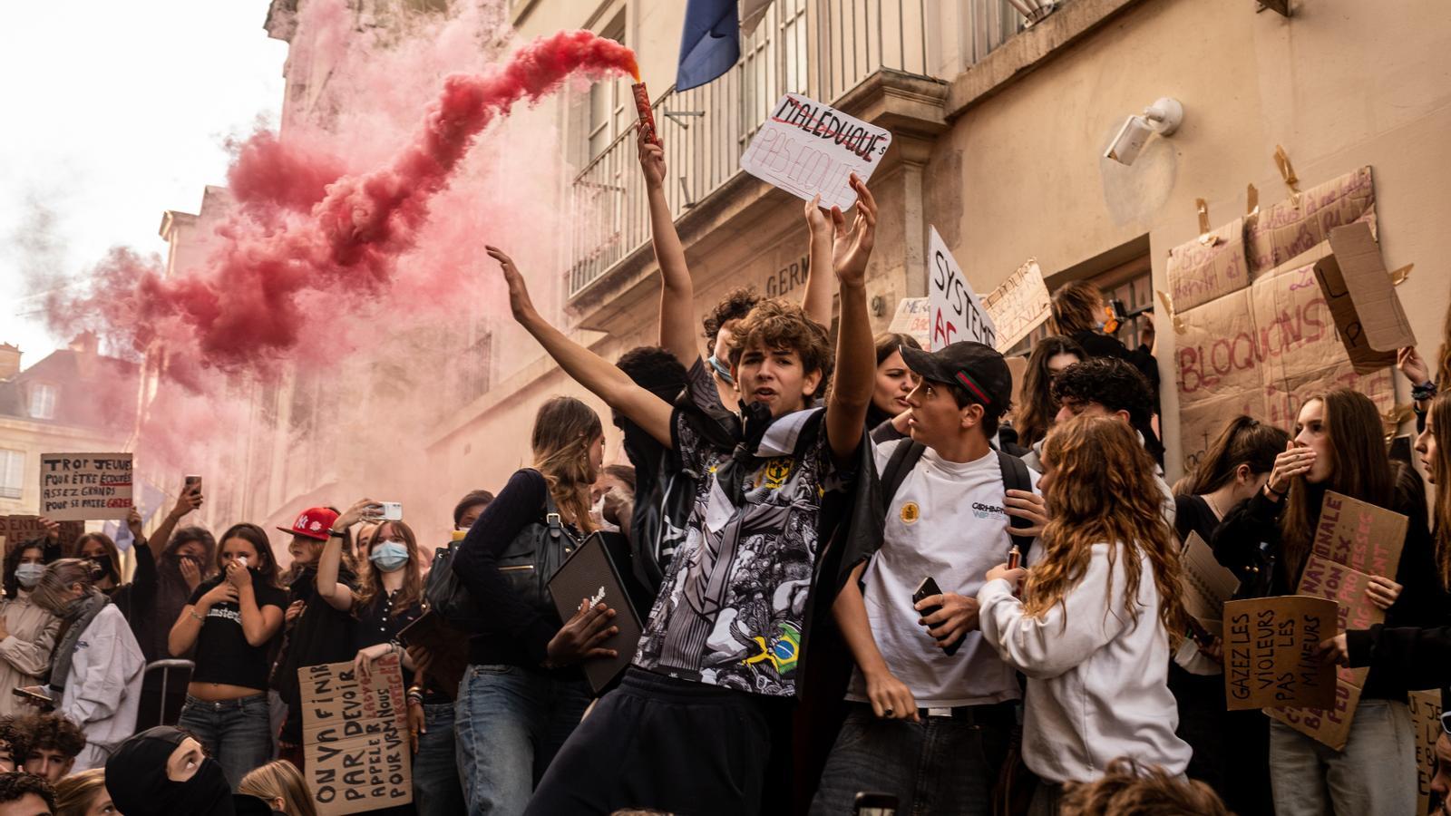 Estudiantes de un instituto del sur de París protestan este martes en la capital francesa por las condiciones del sistema educativo francés.