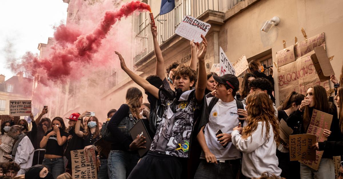 France temporarily bans police grenades after student protests