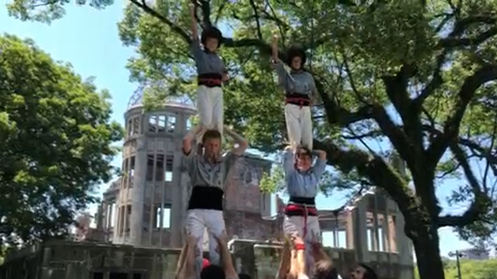 Castellers alcen pilars de dol al Parc Memorial de la Pau d'Hiroshima