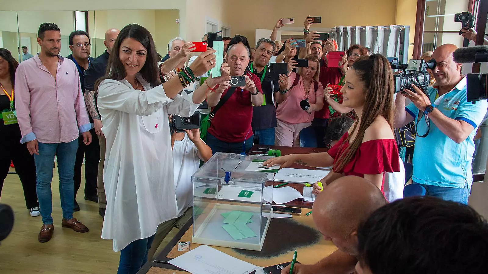 Macarena Olona, la cap de llista de Vox, en el moment de votar.