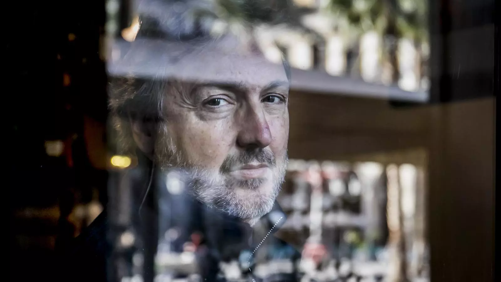 L'escriptor Carlos Zanon fotografiado en la Plaza Real de Barcelona