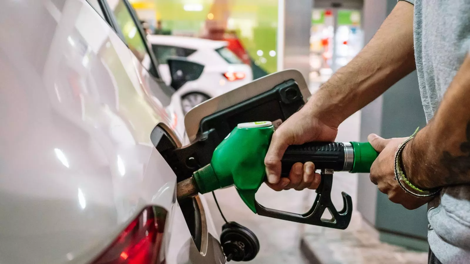 Per la mateixa raó que omplir garrafes d’aigua és ‘fer aigua’, omplir un dipòsit de benzina és ‘fer benzina’.