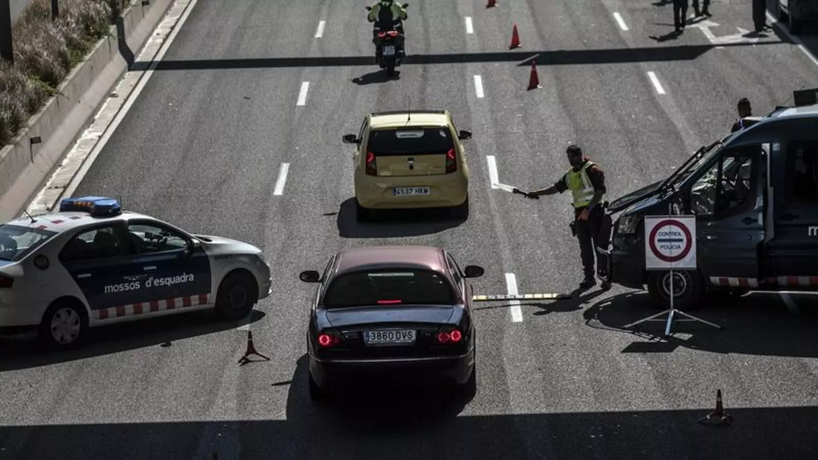 Un control policial per les restriccions del covid