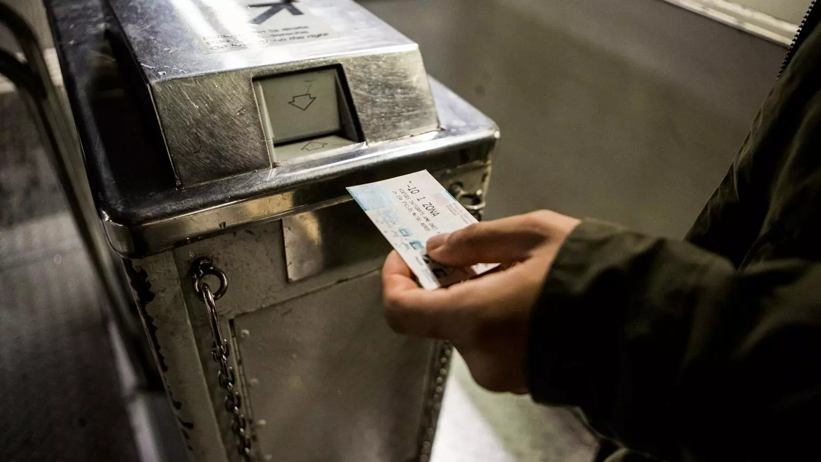 Un usuari del transport públic entrant a l'estació de metro d'Urgell