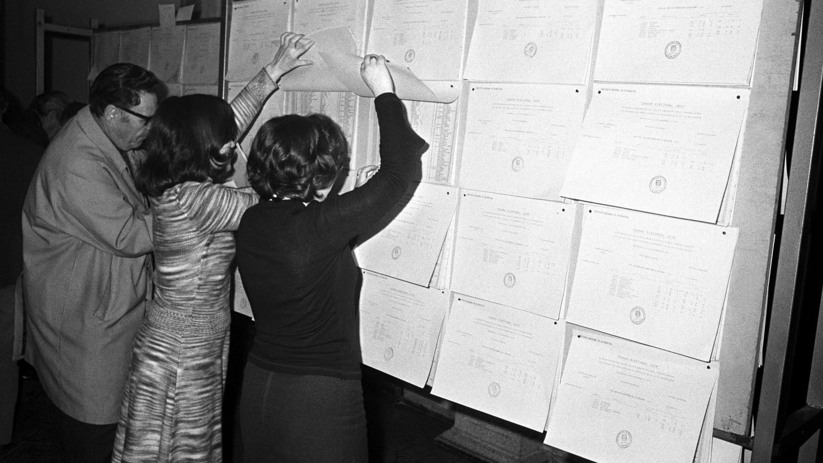 Gente buscando su nombre en el censo electoral de las elecciones generales españolas de 1977.
