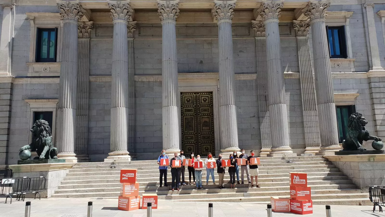 Representants dels partits independentistes, d'Òmnium Cultural i d'Amnistia i Llibertat, a les portes del Congrés
