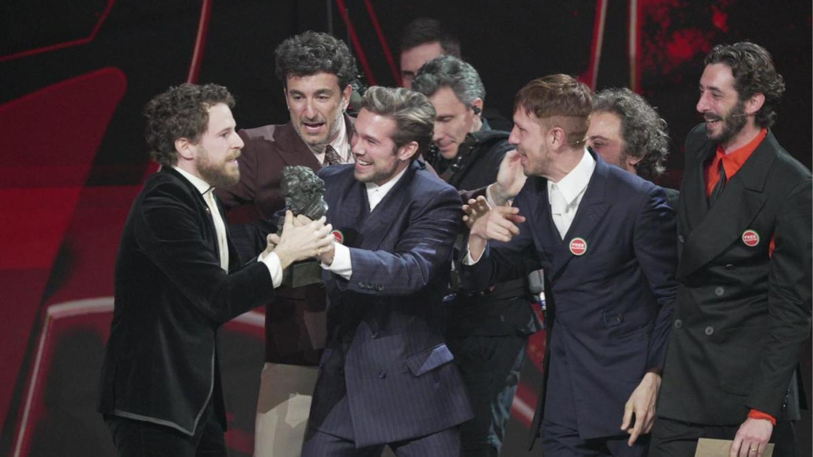 Cinc actors entreguen el Goya a Álvaro Cervantes.