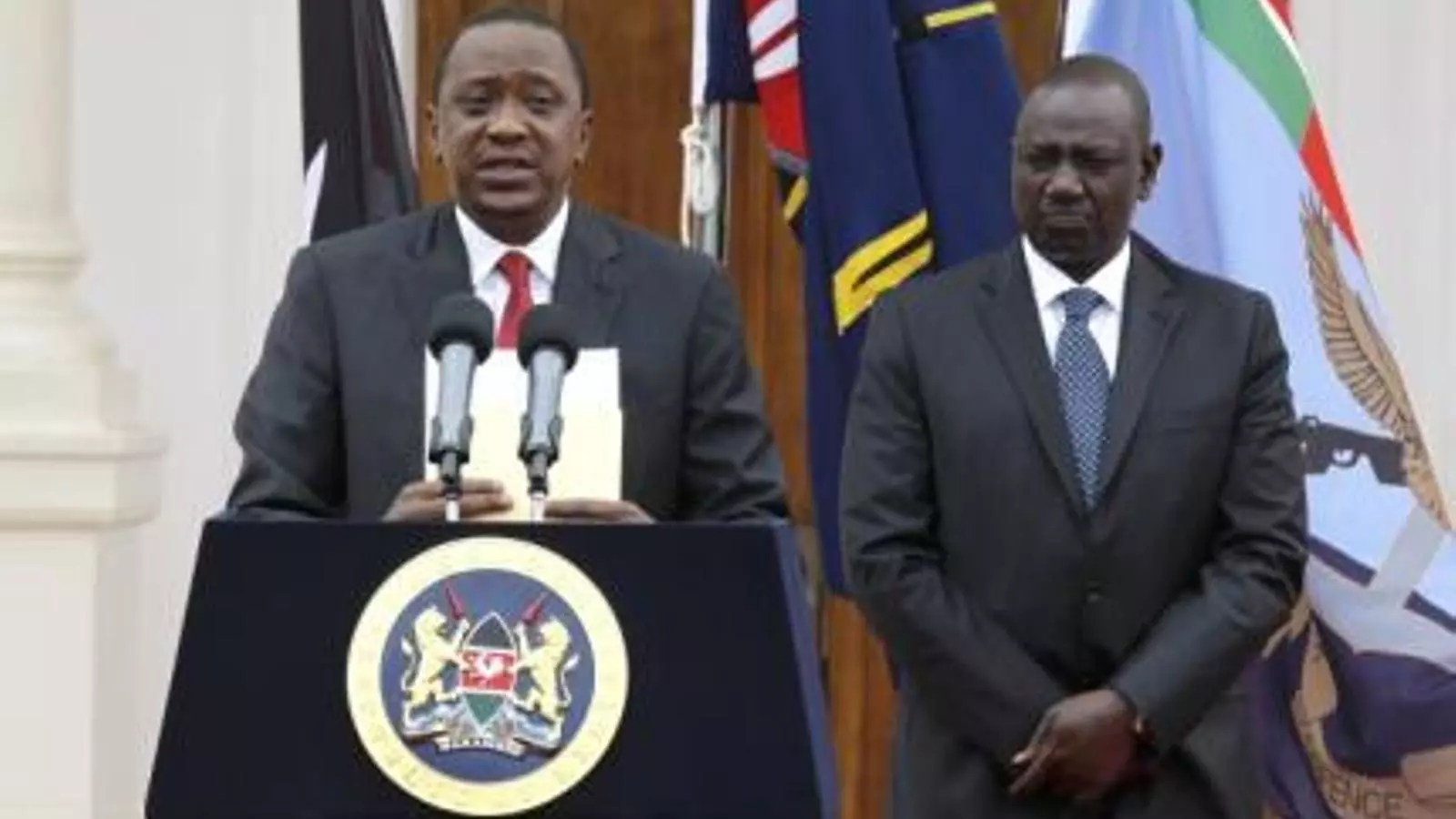 Kenyatta, a l'esquerra, amb el seu vicepresident, en un acte aquesta setmana a Nairobi. THOMAS MUKOYA / REUTERS