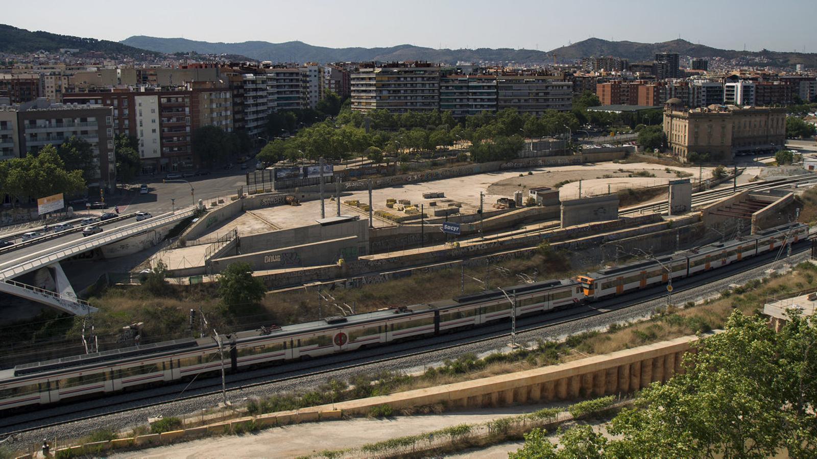 Un tren de Cercanías pasando por las obras de la estación del AVE de la Sagrera.