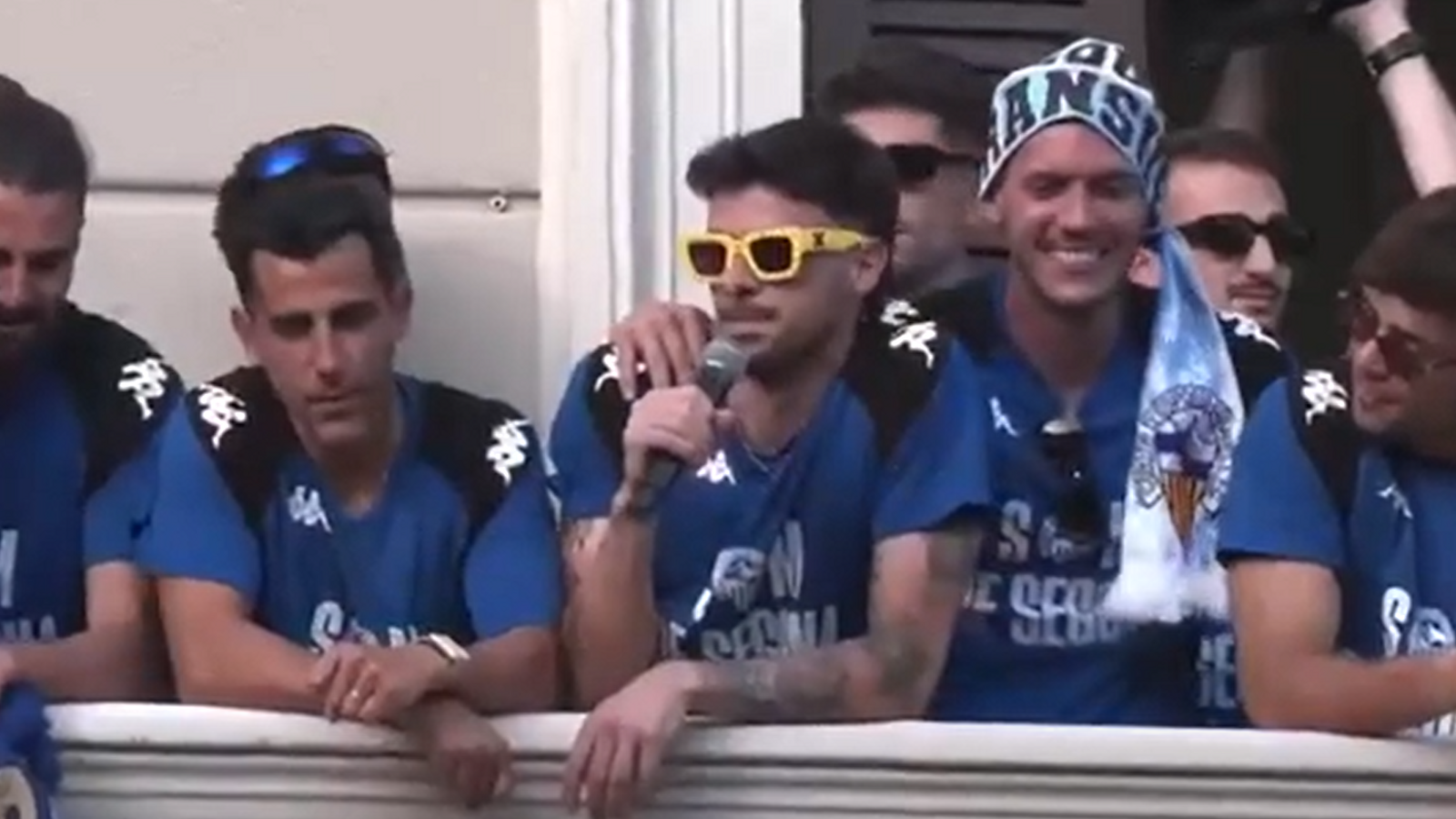 Diego Fuoli, con gafas de sol amarillas, durante la celebración del ascenso del CE Sabadell