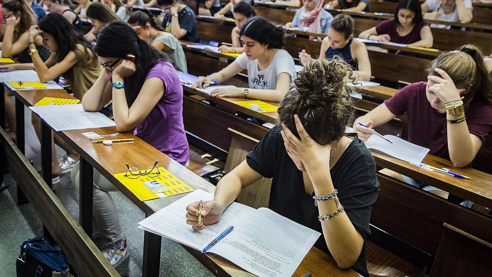 Students taking the personal aptitude tests.