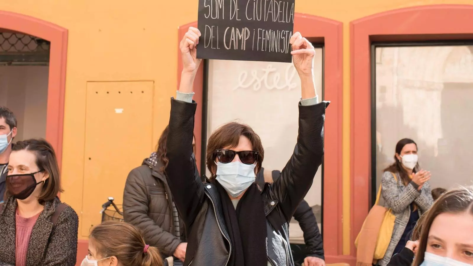 Una dona durant la protesta d'aquest dissabte a Ciutadella.