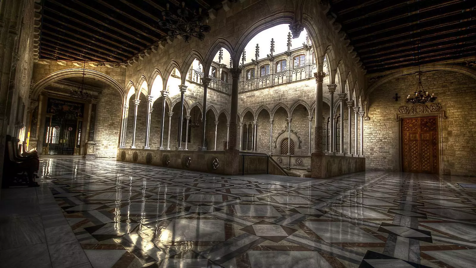 01. La galeria Gòtica del Palau de la Generalitat. 02. El secretari d’estat d’Administracions Públiques al Senat.