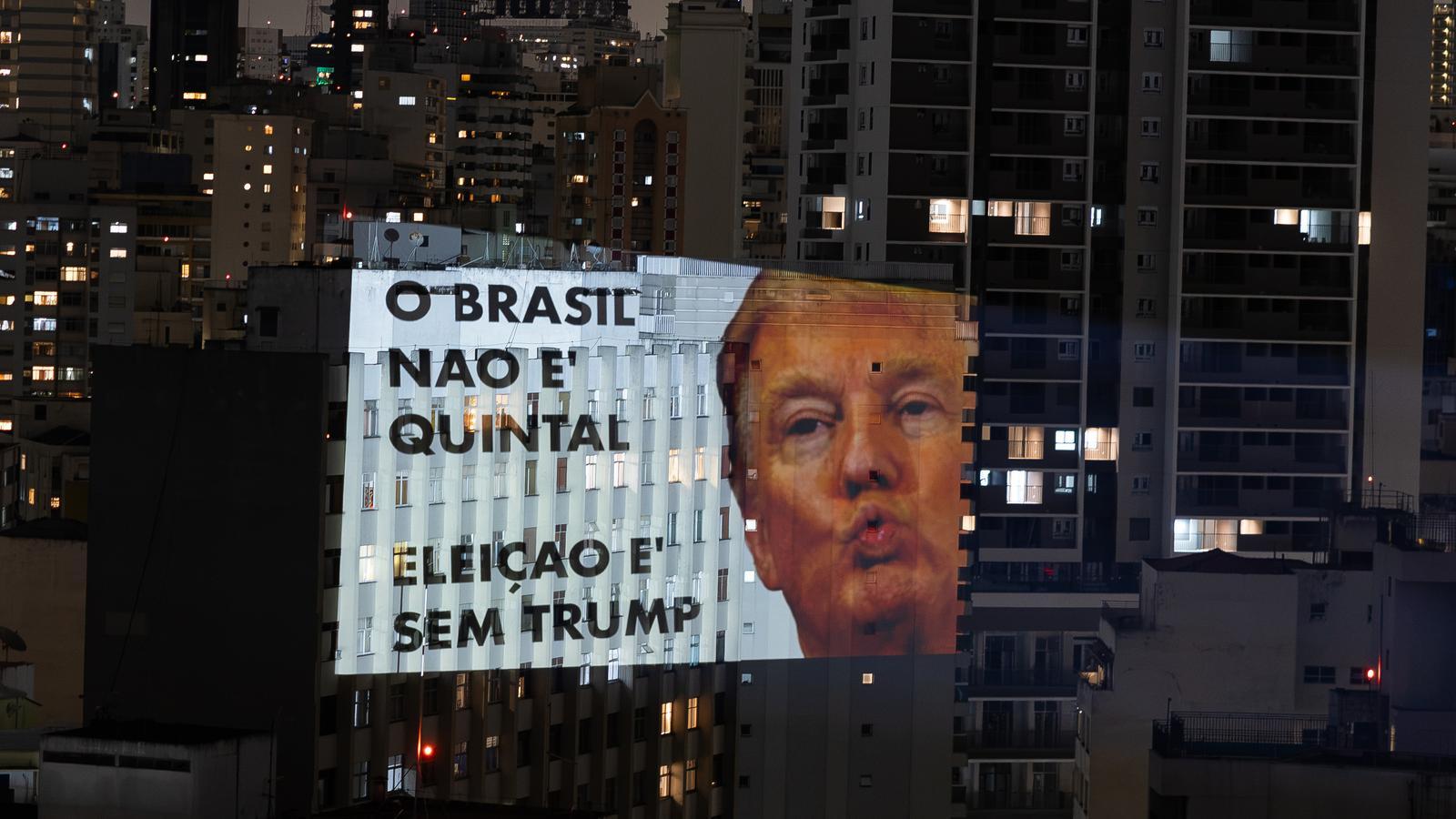 Una proyección en un edificio con el mensaje 'Brasil no es el patio trasero' y 'Elecciones sin Trump', en el centro de São Paulo.