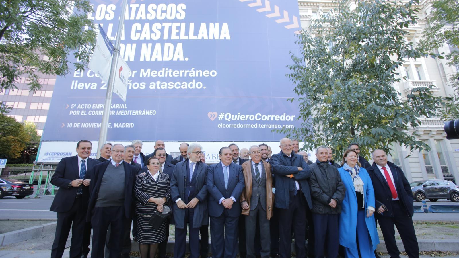 Los organizadores del acto "Vull Corredor" este lunes al Paseo de la Castellana de Madrid.