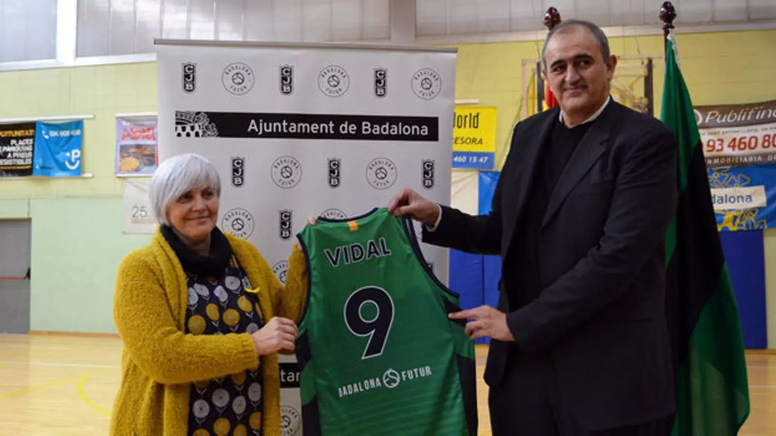 L’alcaldessa de Badalona, Dolors Sabater, amb el president de la Penya, Juanan Morales, durant l’acte d’ahir.