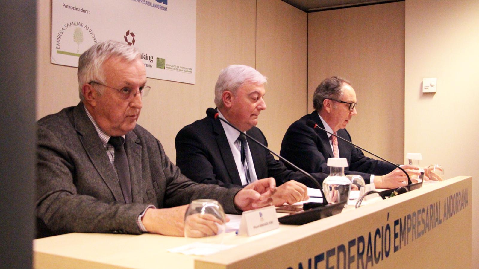 Els representants de la CEA, l'EFA i la Cambra, Gerard Cadena, Francesc Mora i Miquel Armengol durant la roda de premsa. / M. P.