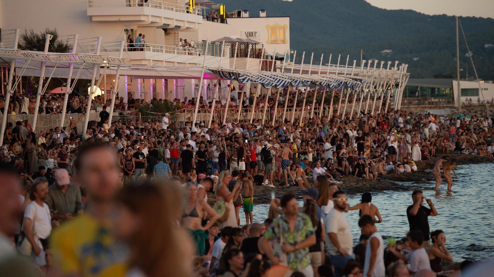 Eivissa ple de gom a gom per viure l'eclipsi.