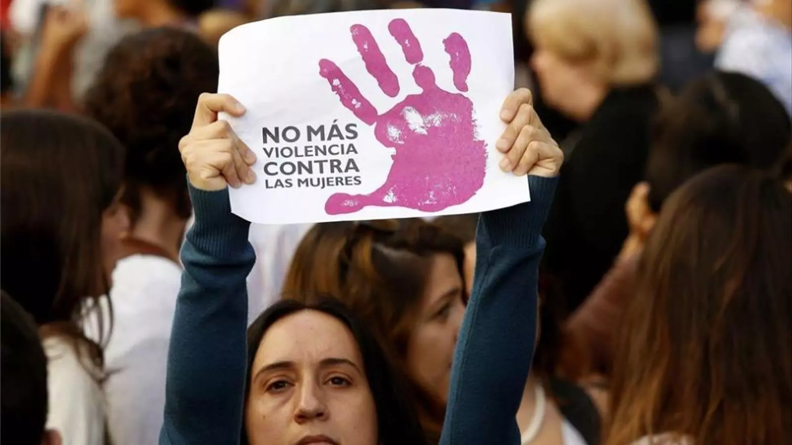 Una mujer con una pancarta en contra de la violencia machista, en una imagen de archivo