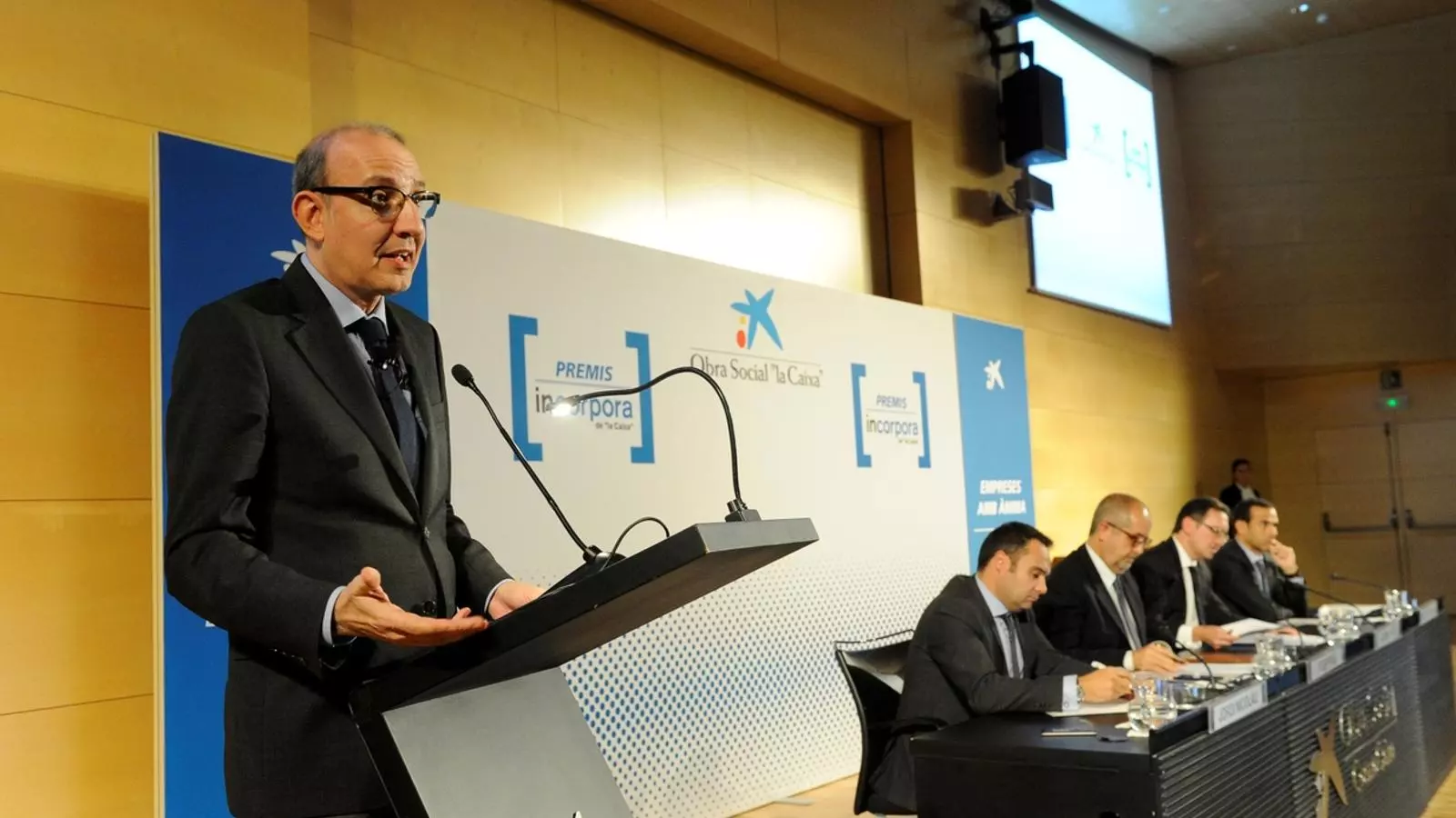El periodista Antoni Bassas ha presentat l'acte d'entrega dels sisens premi Incorpora / Obra Social 'La Caixa'