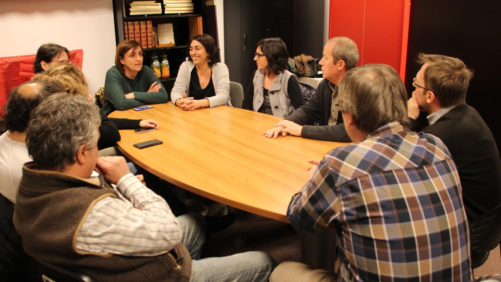 Els candidats d'SDP a Andorra la Vella, Delfí Roca i Àngel Dalmau, conversen amb els representants de les associacions culturals/M.B.