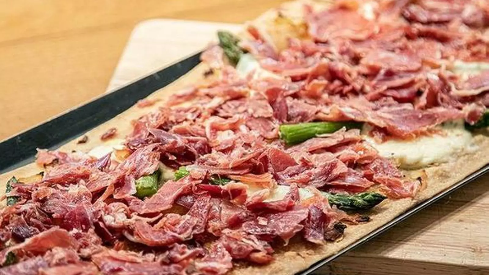 Coca de pernil, espàrrecs i mozzarella