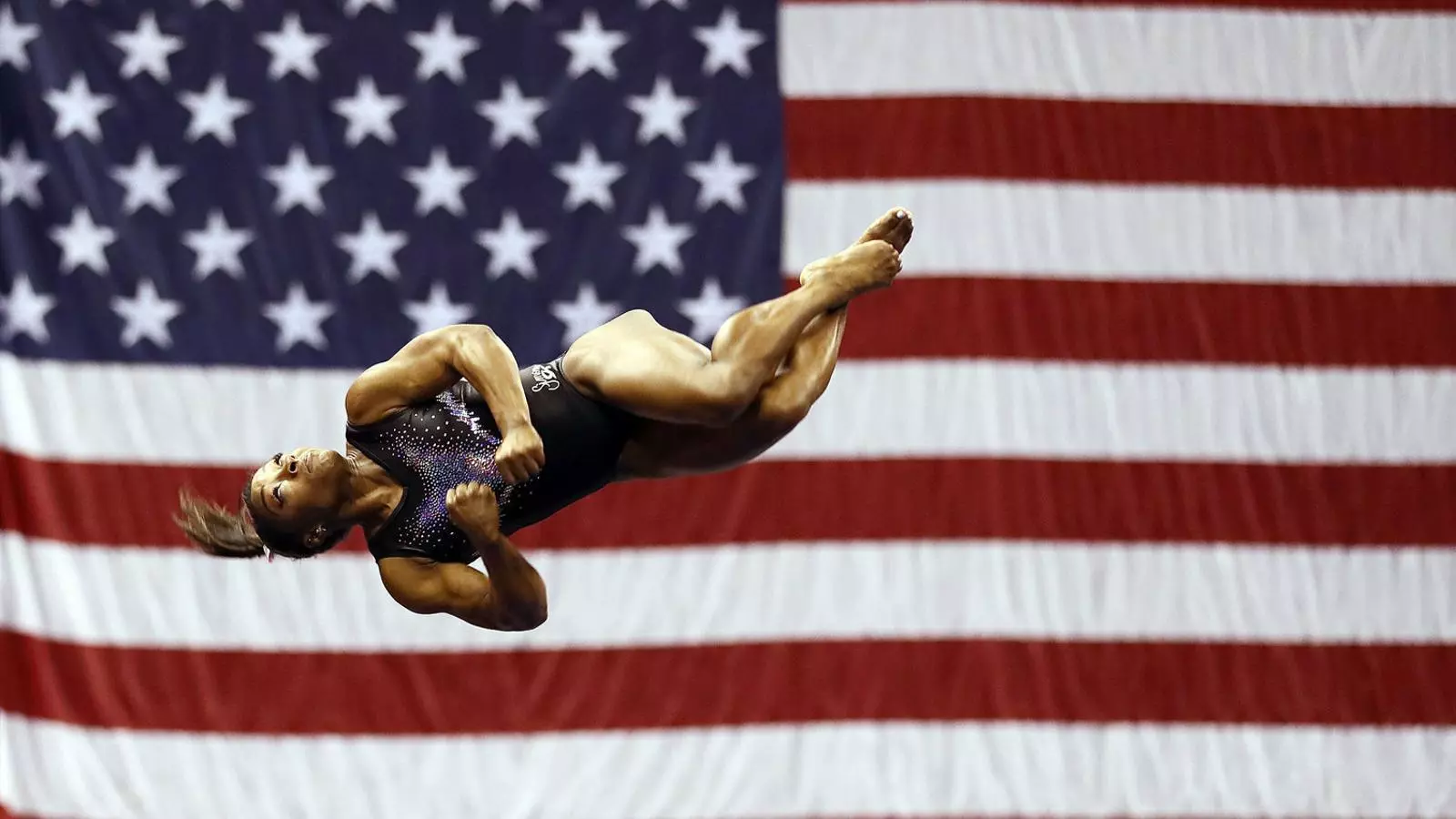 Simone Biles durant l’execució del triple doble.
