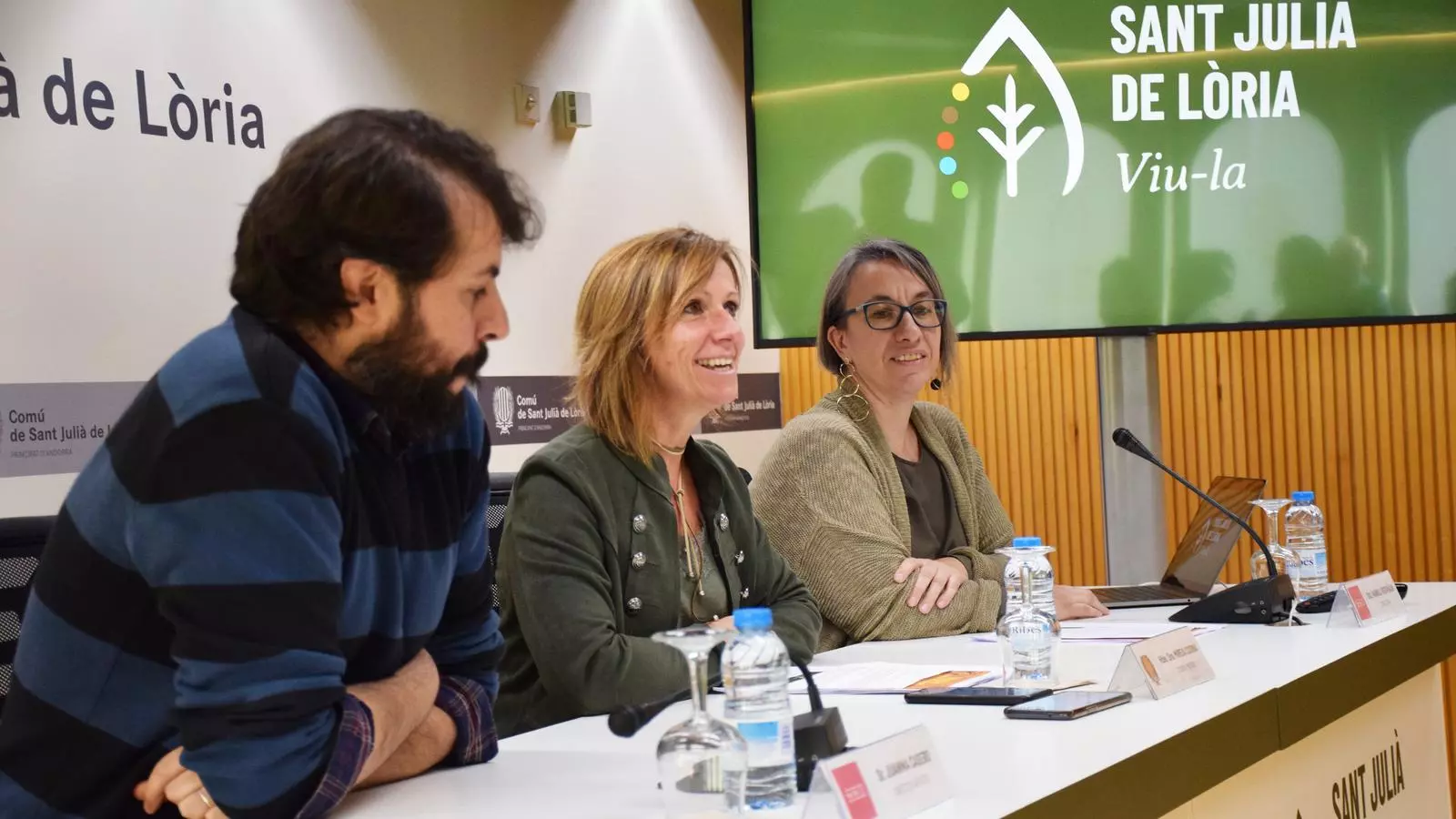 La cònsol menor de Sant Julià de Lòria, Mireia Codina, la directora del festival FesTac, Manoli Perpiñan, i el director artístic del festival, Juanma Casero, durant la roda de premsa d'aquest dijous.