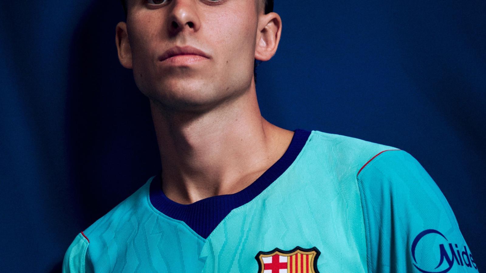 Fermín López posing with the new Barça shirt.