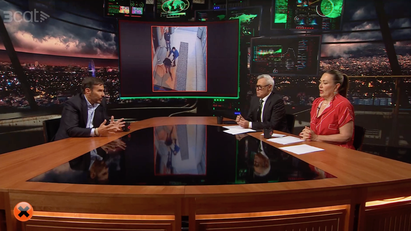 Francisco Marco, Jordi González and Mayka Navarro, on the set of 'Col·lapse', with the video of Isak Andic's fall in the background.
