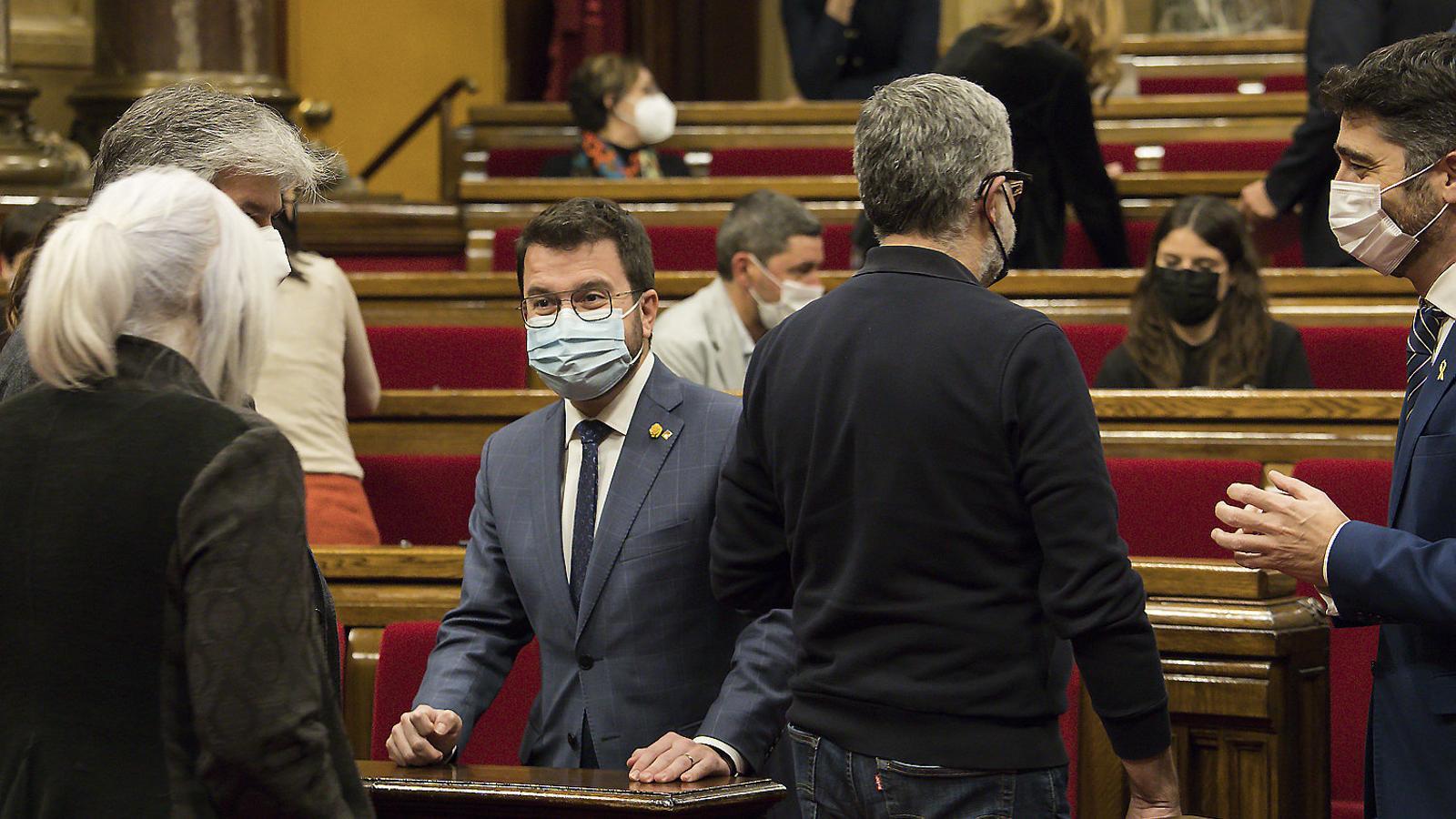 El president de la Generalitat, Pere Aragonès, conversant amb la cap de files de la CUP al Parlament, Dolors Sabater, al ple.