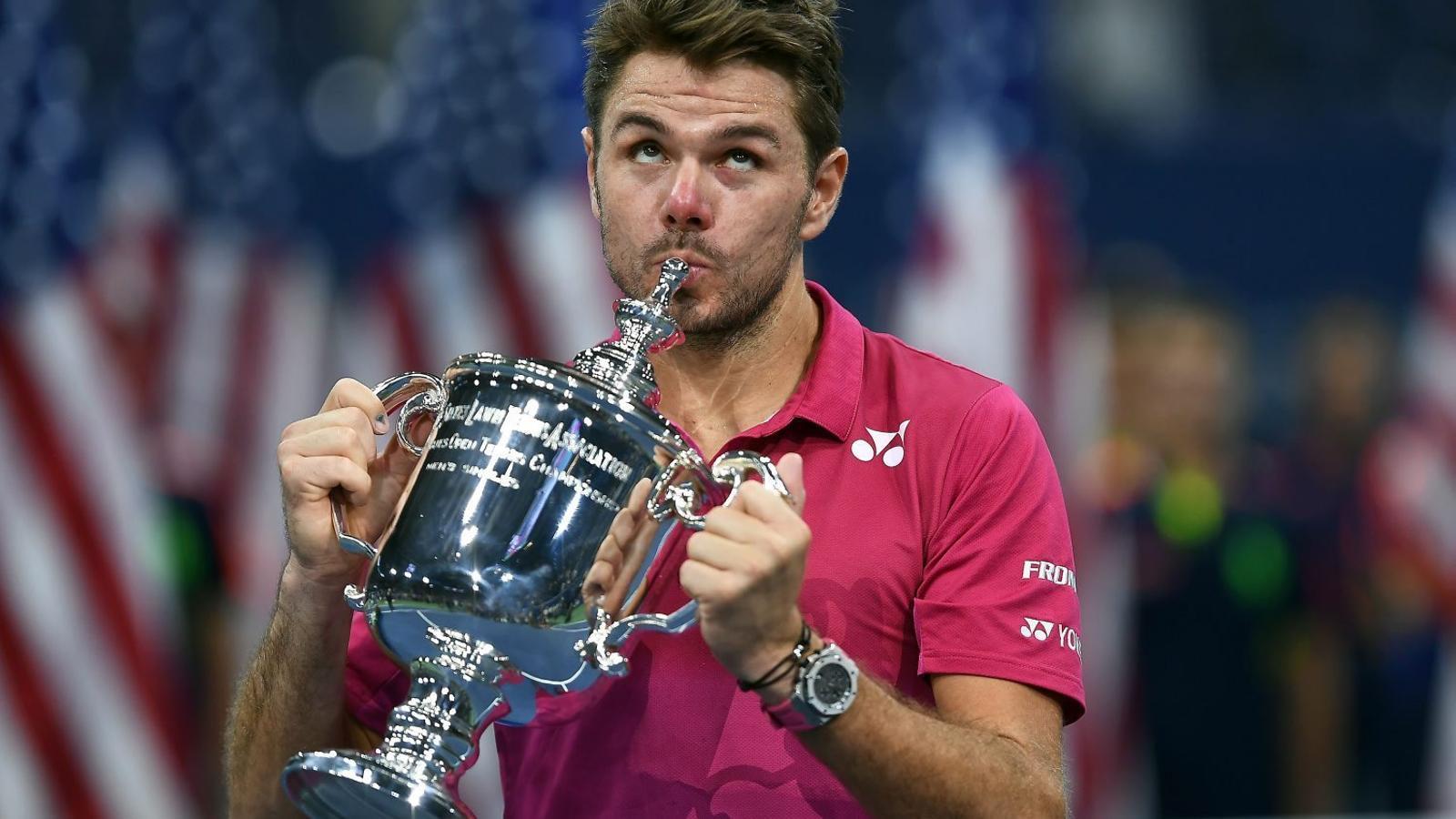 El tenista suís Stanislav Wawrinka amb el trofeu de campió de l’Open dels Estats Units.