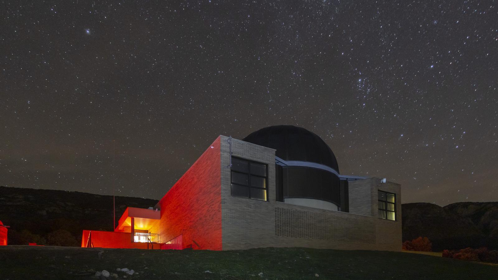 Exterior night view of the El Ojo del Montsec Planetarium.