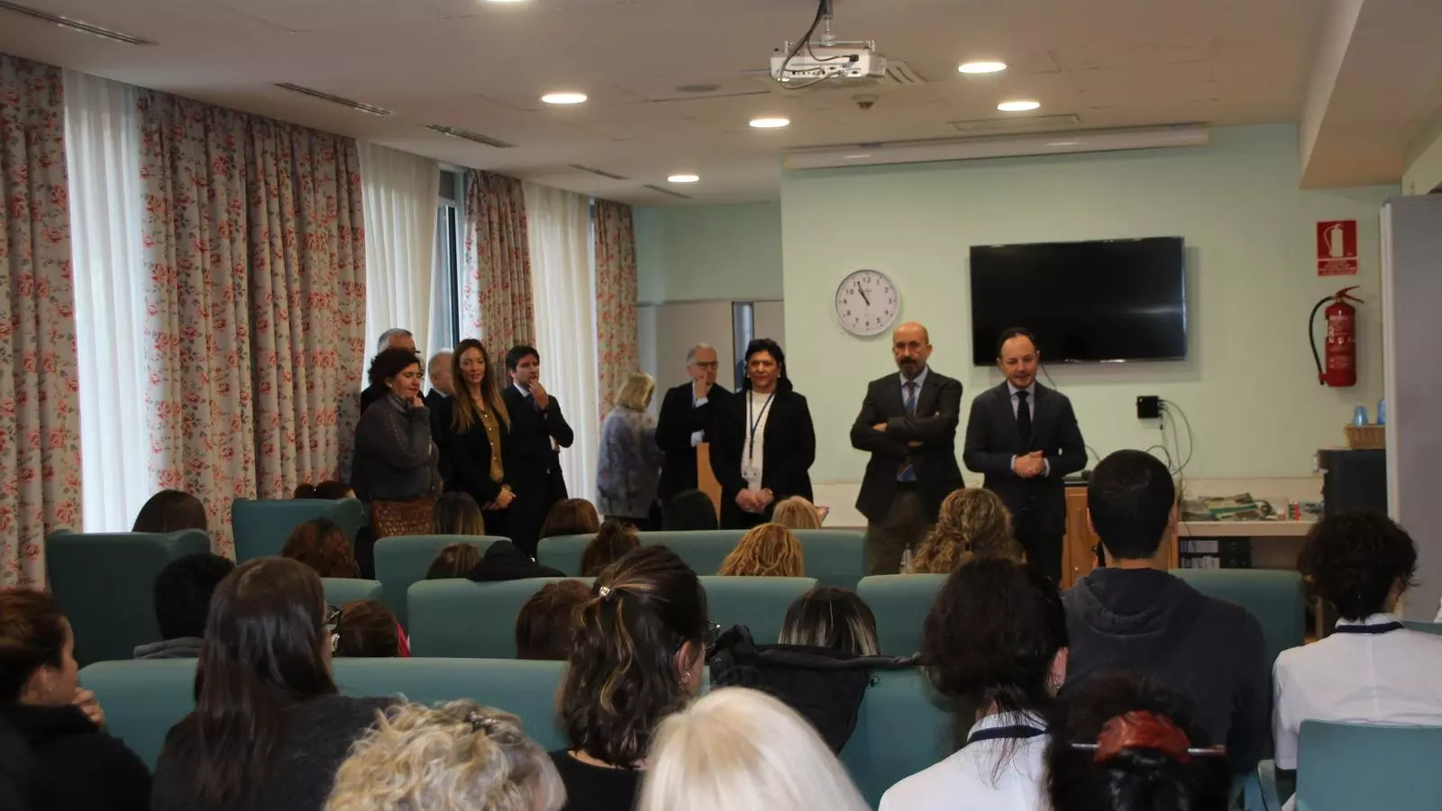 El cap de Govern, Xavier Espot i el ministre de Salut, Joan Martínez Benazet parlant amb els treballadors d'El Cedre. / C. A.