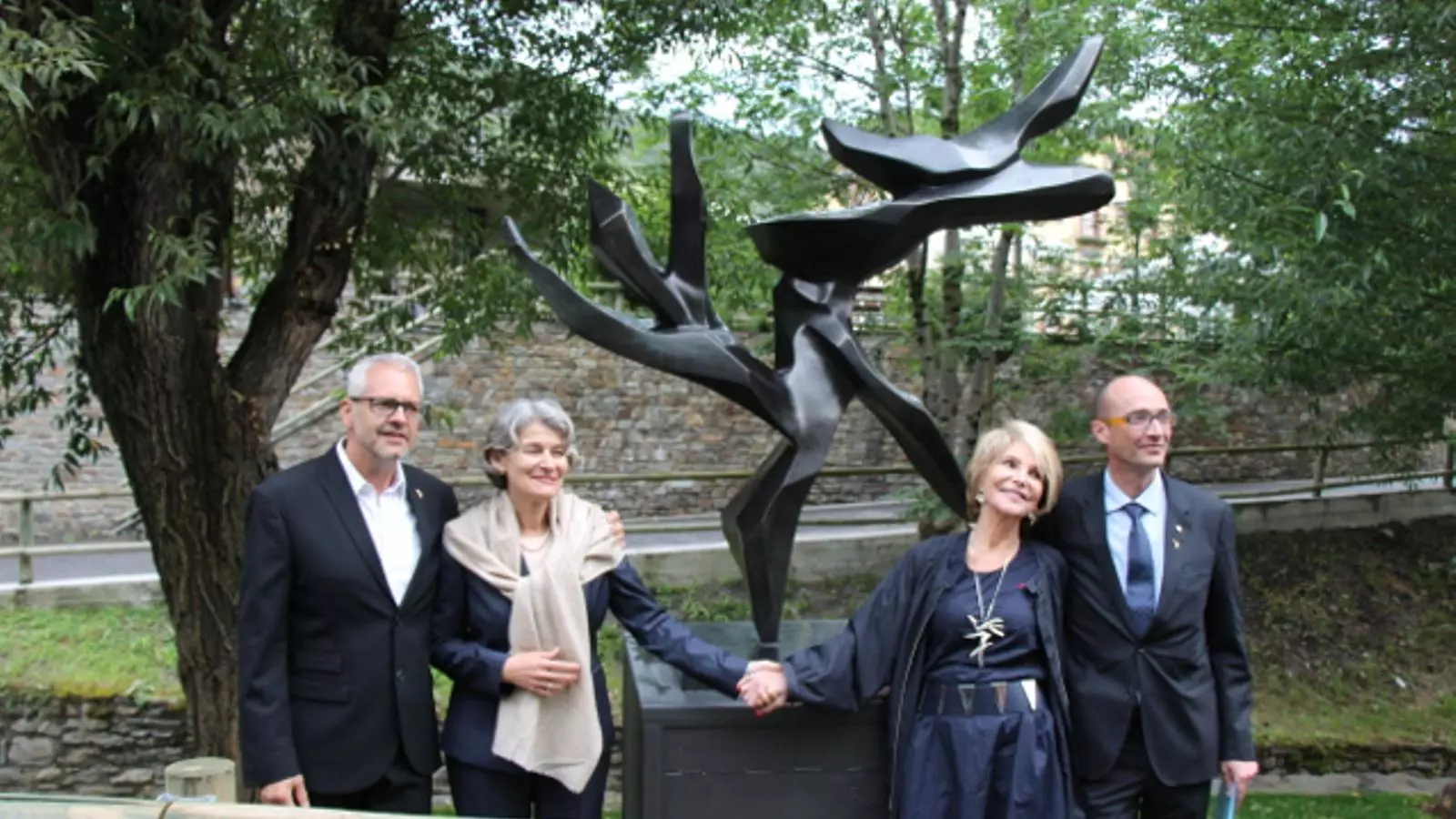 Ventura Espot, Irina Bokova, Hedva Ser i Albert Esteve posant dabvant l'escultura Arbre de la pau / A.R. (ANA)