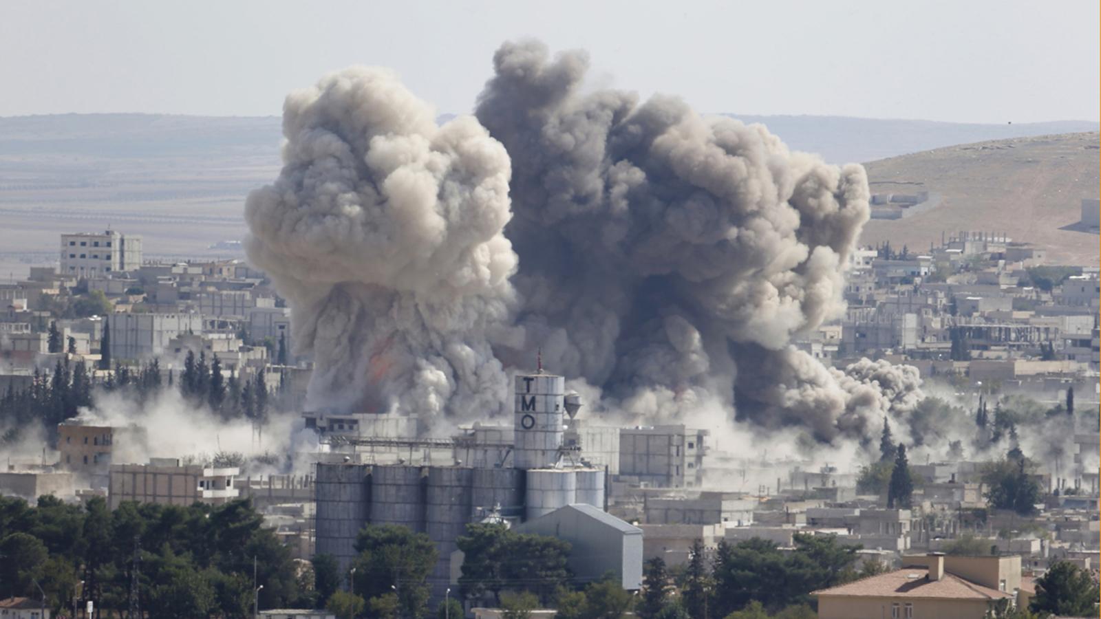 Smoke rises over the Syrian city of Kobani after a US airstrike against the Islamic State army/ REUTERS / Umit Bektas