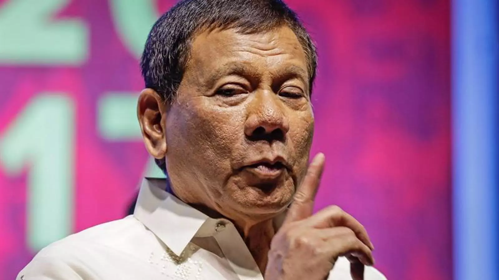 Duterte mana calla uns manifestants, el juliol del 2017.