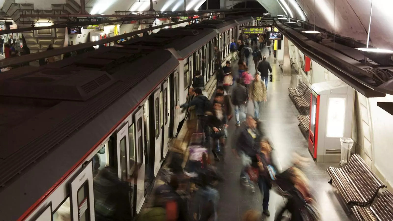 TEMPS D’ESPERA DIFERENTS
A Madrid (esquerra) el temps d’espera d’un tren a l’andana és molt més llarg que a Barcelona (dreta).