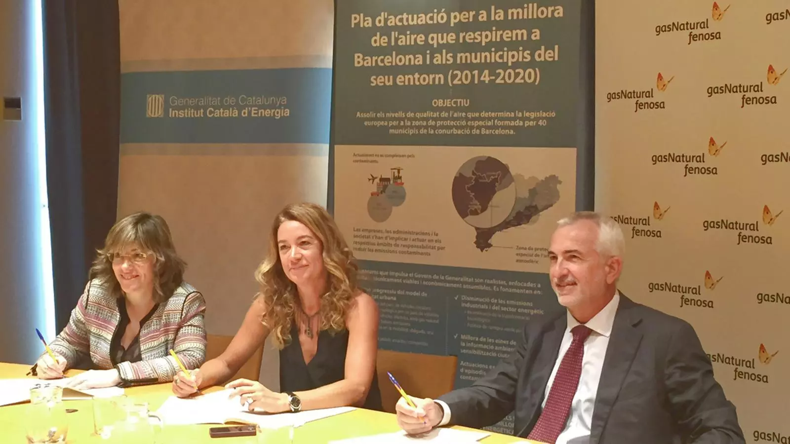 Acte de signatura del conveni entre Gas Natural i la Generalitat. / ARA