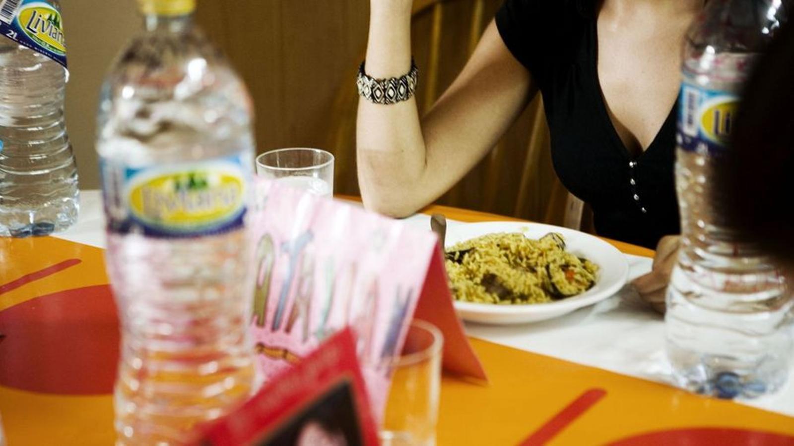 Una noia adoelscent durant un àpat