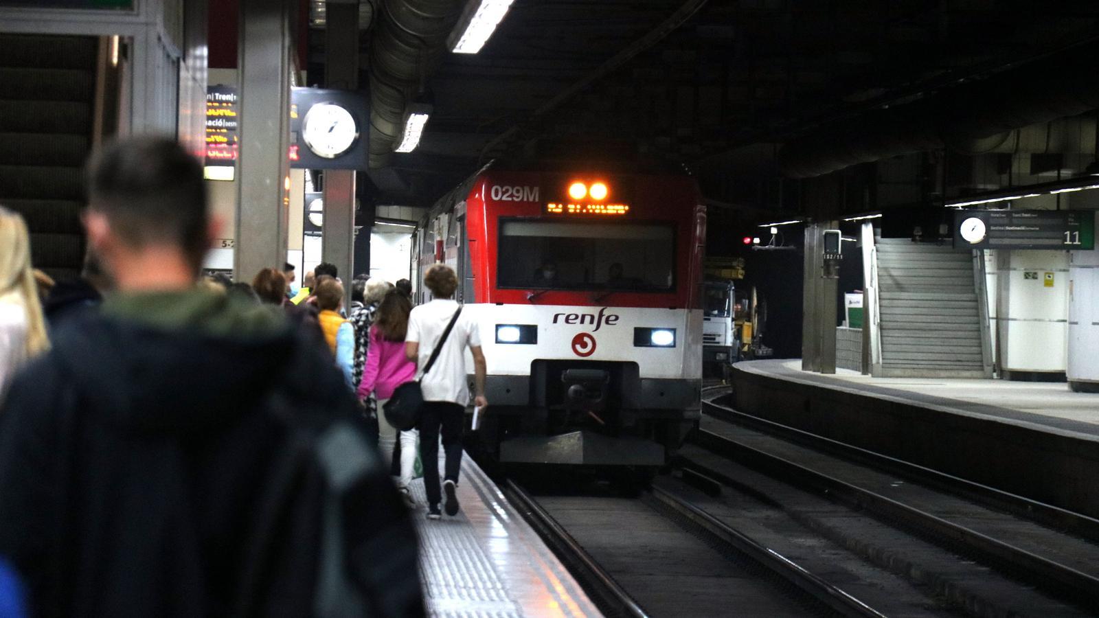 Un tren llegando a la Estación de Sants