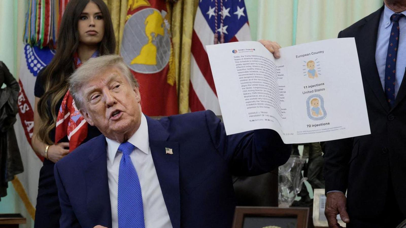 Trump durante la firma del decreto para reducir la vacunación infantil en el país.