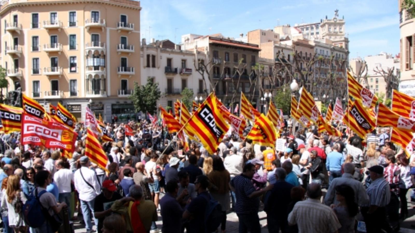 Prop d'un miler de persones s'han concentrat a la Rambla Nova de Tarragona / ACN