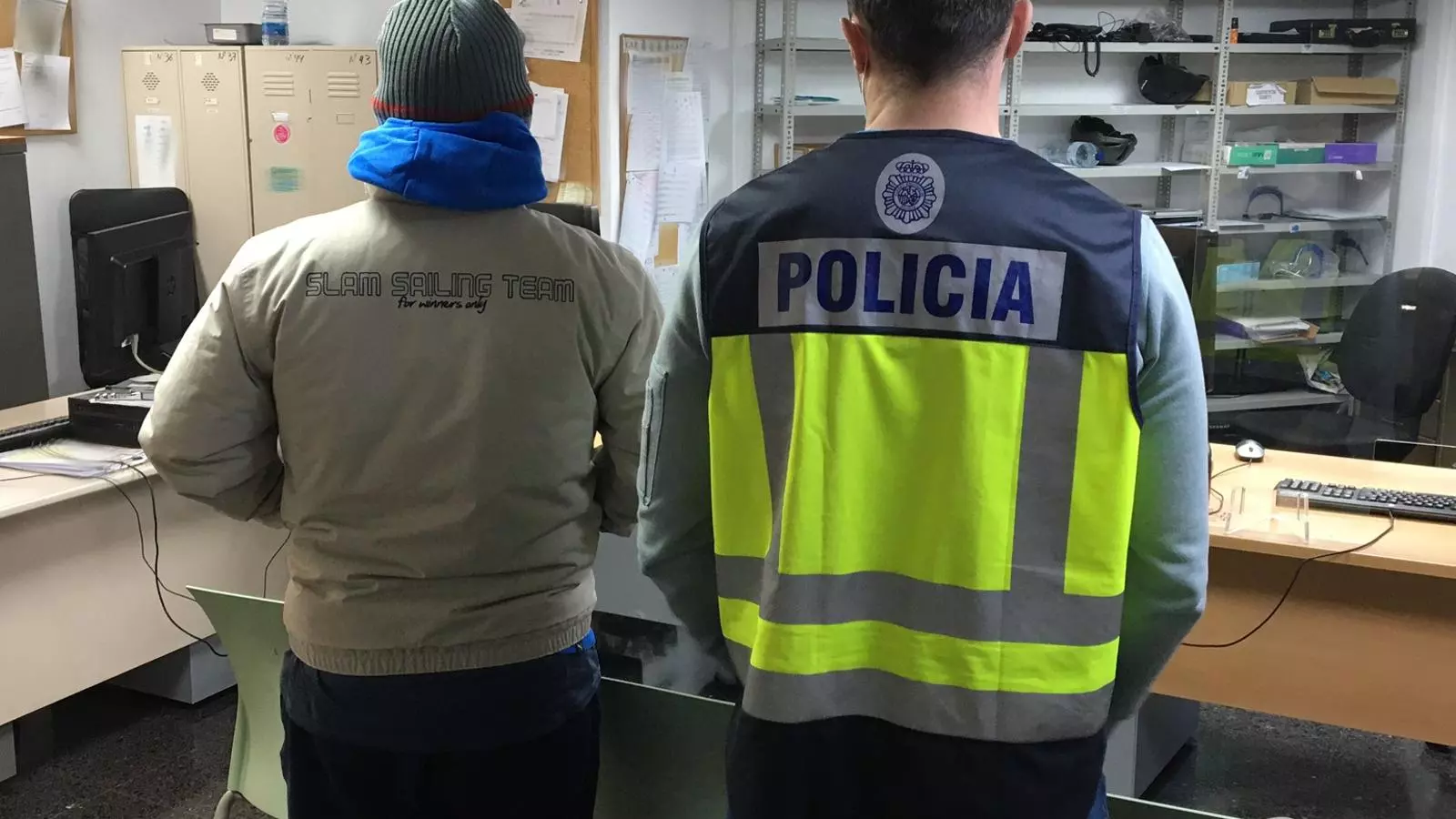 El detingut amb un dels agents de la Policia Nacional