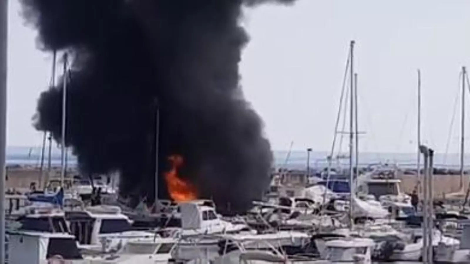 Moment en què ha començat el foc al port de Can Picafort.