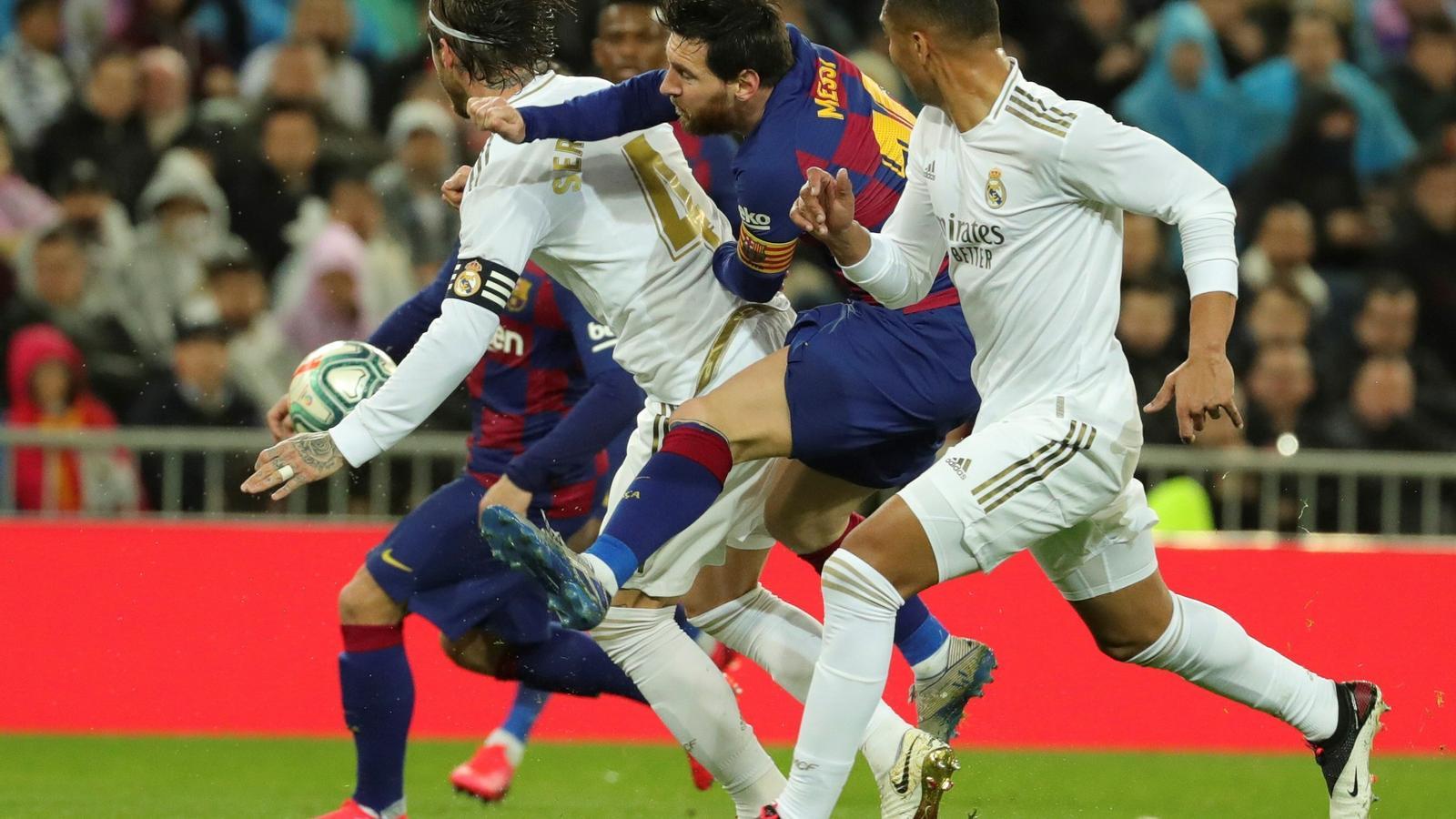 Lionel Messi entre Sergio Ramosi Casemiro