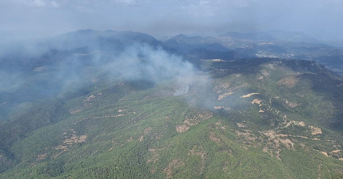 Los Bomberos trabajan en un incendio de vegetación forestal causado por rayos en la Baronía de Rialb