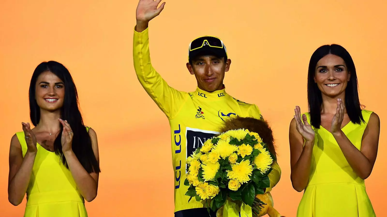 Egan Bernal celebrant el seu títol de campió del Tour de França a l’escenari dels Camps Elisis.