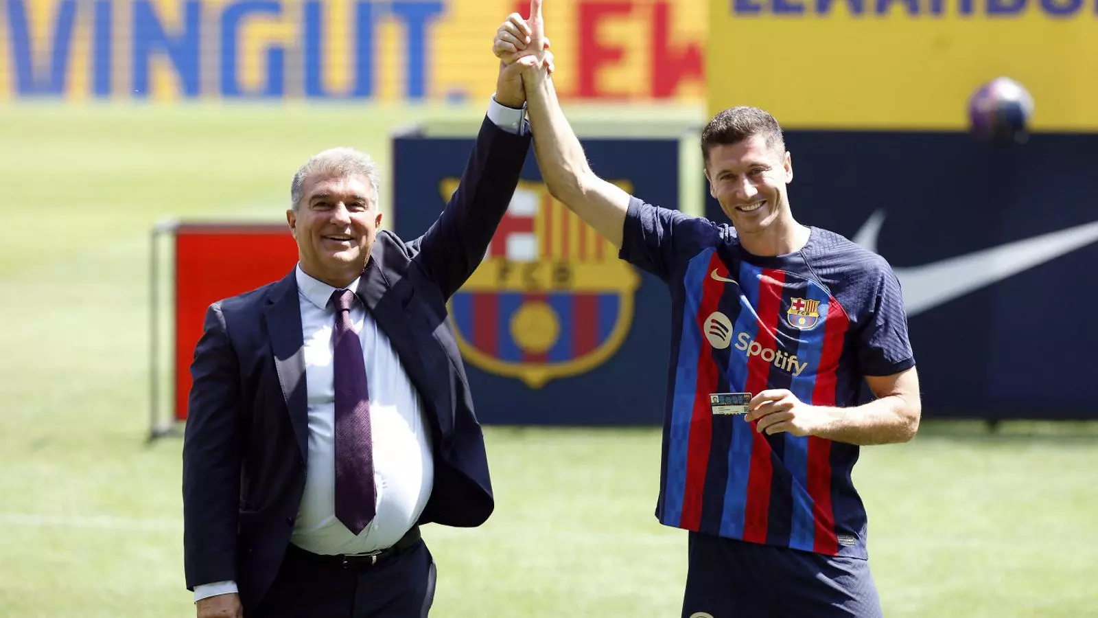 Joan Laporta i Robert Lewandowski durant la presentació del nou jugador blaugrana.